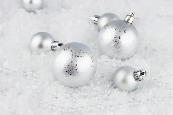 人工雪の背景に灰色のボールとクリスマスの装飾 — ストック写真