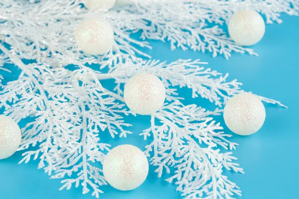 Toplu Noel Süslemesi Mavi Arka Planda Beyaz Köknar Ağacı Dalı — Stok fotoğraf