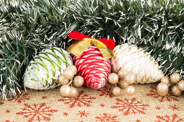 Decoração Natal Com Grinalda Abeto Cones Estrela Bolas Fita Sobre — Fotografia de Stock