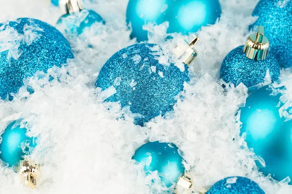 Decorazione Natalizia Con Palline Blu Sullo Sfondo Della Neve Artificiale — Foto Stock