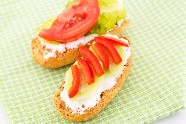 Sandwiches with rusks and vegetables — Stock Photo, Image