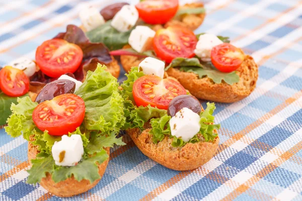 Sandwiches with rusks and vegetables — Stock Photo, Image