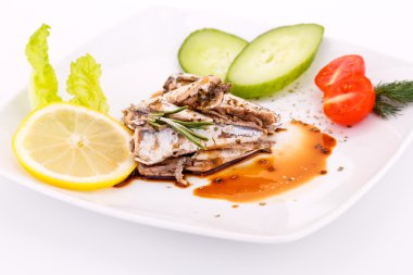 Balık, sebze ve limon