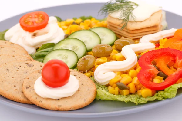 Snack with vegetables and crackers — Stock Photo, Image