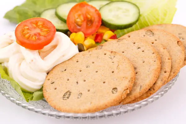 Snack with vegetables and crackers — Stock Photo, Image
