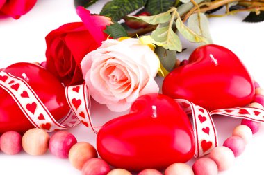 Kırmızı kalp mumlar, kolye ve güller