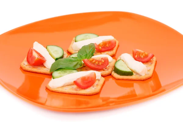 Crackers with fresh vegetables and cream — Stock Photo, Image