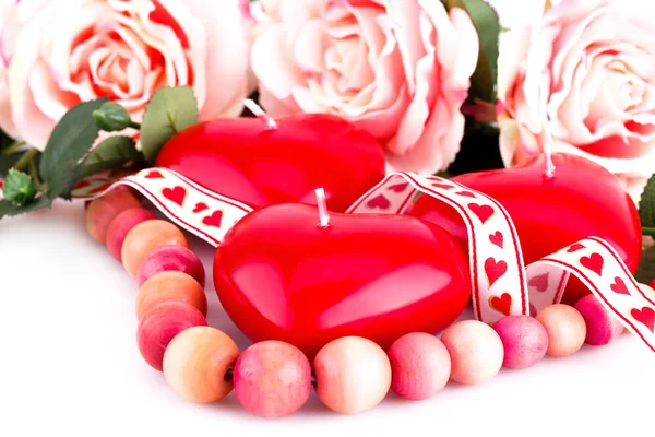 Velas rojas del corazón, collar y rosas — Foto de Stock