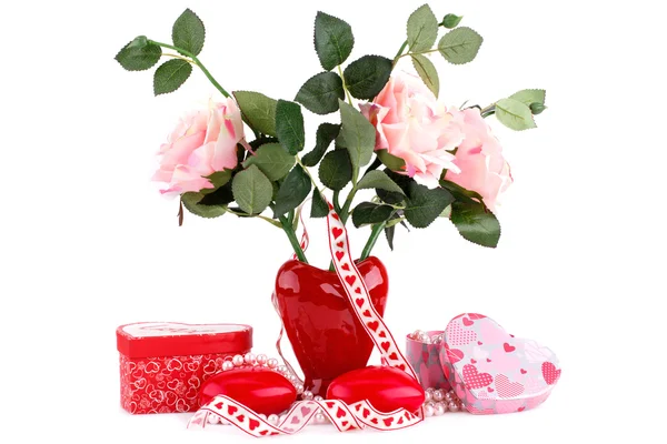 Rote Herzkerzen, Rosen, Halskette und Geschenkschachteln — Stockfoto