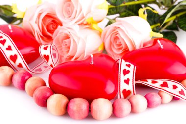 Kırmızı kalp mumlar, kolye ve güller