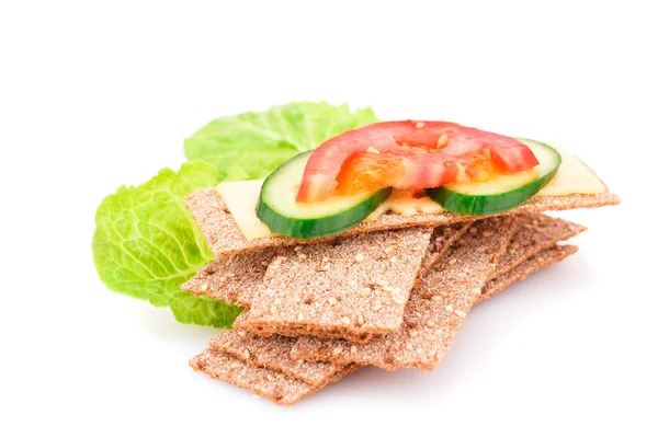 Cracker mit frischem Gemüse und Käse — Stockfoto