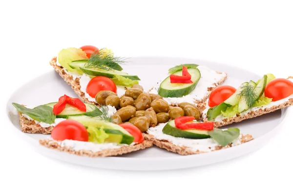 Cracker mit frischem Gemüse und Sahne — Stockfoto