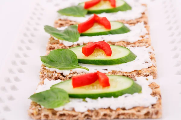 Cracker mit frischem Gemüse und Sahne — Stockfoto