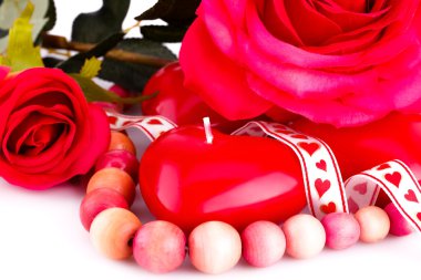 Kırmızı kalp mumlar, kolye ve güller