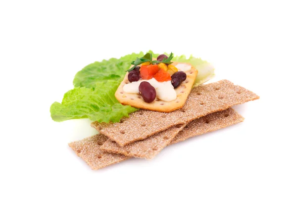 Crackers with fresh vegetables and cream — Stock Photo, Image