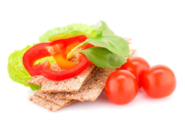 Cracker mit frischem Gemüse — Stockfoto