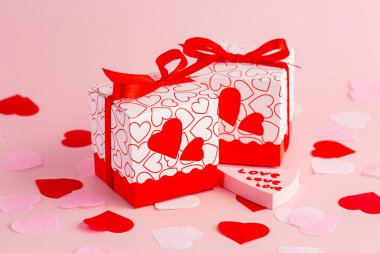 Kalp şeklinde küçük pembe, kırmızı ve beyaz kalpli sevgililer günü hediye kutuları..