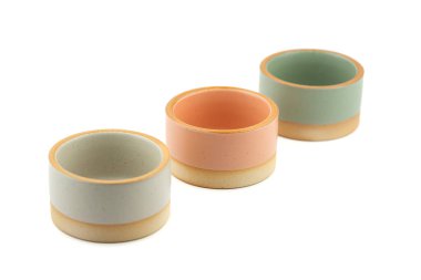 Beyaz arka planda izole edilmiş üç renkli mum tutacağı.