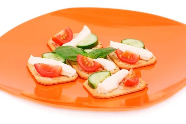 Crackers with fresh vegetables and cream — Stock Photo, Image