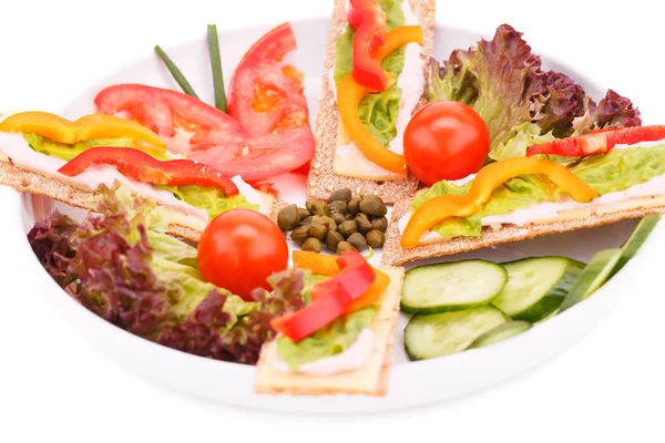 Crackers with fresh vegetables and cheese — Stock Photo, Image