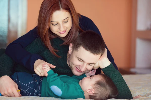 Porträtt av en ung lycklig familj med pojke — Stockfoto