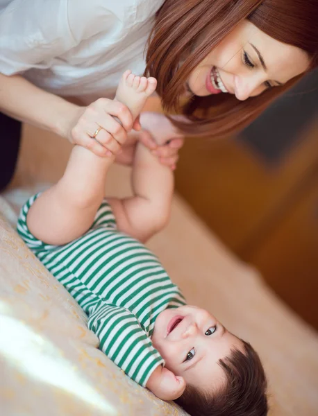 Retrato de la madre feliz y el niño jugando —  Fotos de Stock