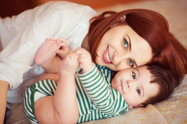 快乐漂亮的妈妈和宝宝的肖像 — 图库照片