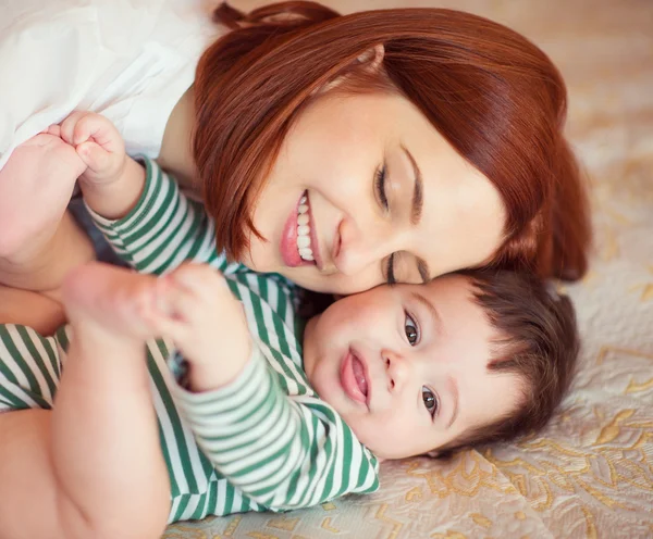 Πορτρέτο του χαρούμενος όμορφη μητέρα και το μωρό — Φωτογραφία Αρχείου