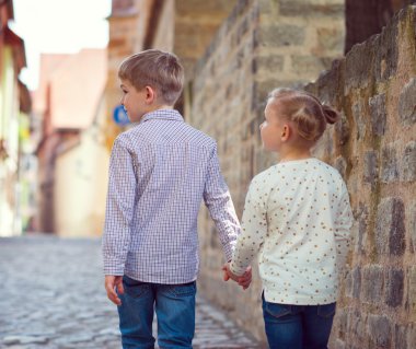 Mutlu çocuklar güneşli şehirde yürüyüş