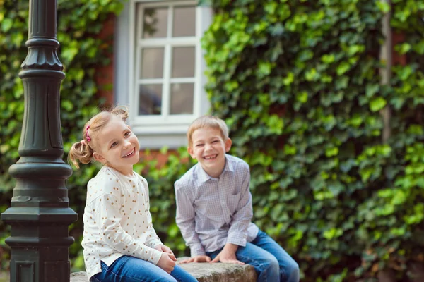 Heureux petit frère et soeur jouer — Photo