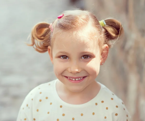 Schattig klein meisje in het park — Stockfoto