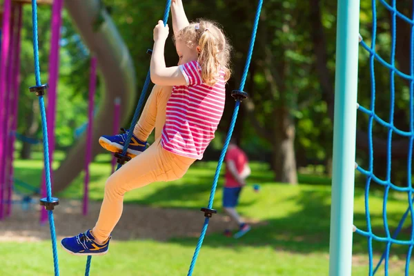 Niña jugando en el parque infantil en Summe — Foto de Stock