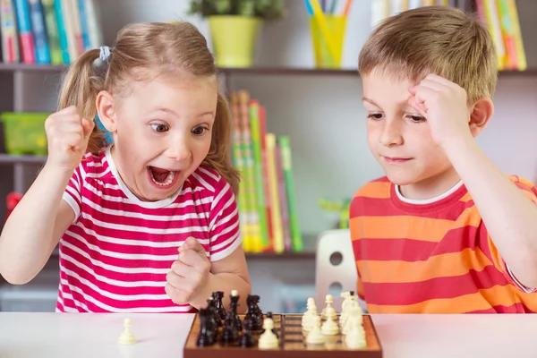 Dos lindos niños jugando ajedrez — Foto de Stock
