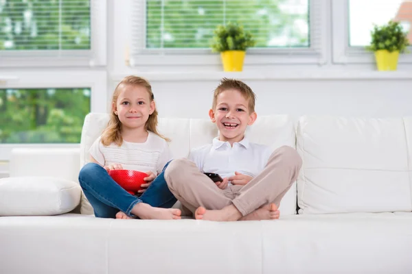 Hermano pequeño y hermana — Foto de Stock