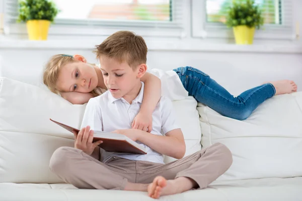 Hermano pequeño y hermana — Foto de Stock