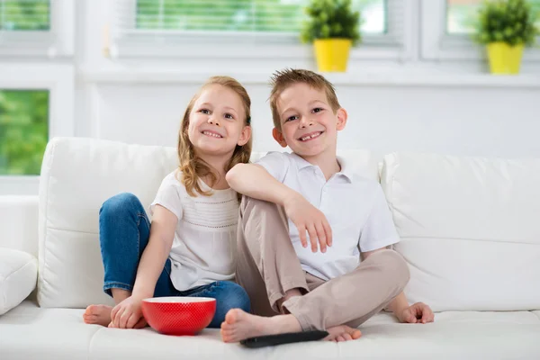 Hermano pequeño y hermana — Foto de Stock