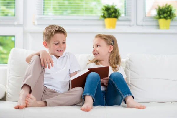 Hermano pequeño y hermana —  Fotos de Stock