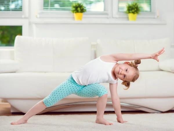 Carino esercizi di mattina bambina — Foto Stock