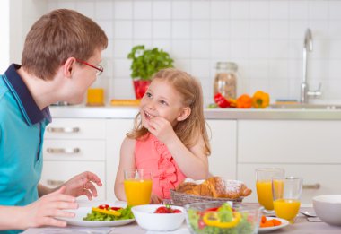 Mutlu baba withpretty kız eğleniyor Kahvaltı