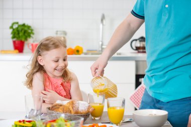 Mutlu baba withpretty kız eğleniyor Kahvaltı