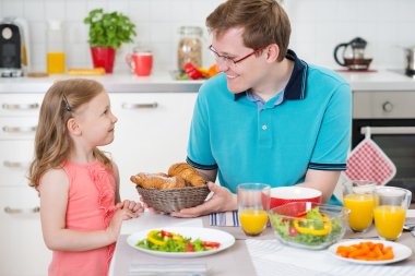 Mutlu baba withpretty kız eğleniyor Kahvaltı