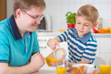 Kahvaltı sırasında konuşurken oğluyla mutlu baba