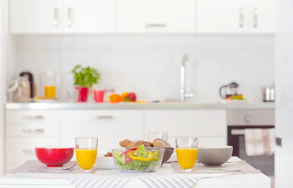 Halftes Frühstück auf dem Tisch in der weißen Küche — Stockfoto