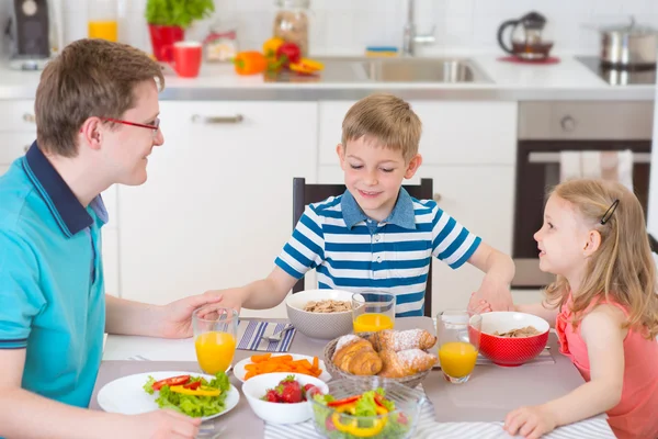 Güzel aile kahvaltı yemeden önce dua 