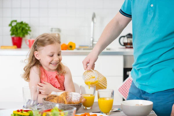 Pai feliz com filha bonita tendo café da manhã divertido — Fotografia de Stock