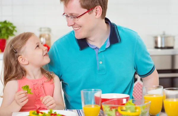 Buon padre conbella figlia avendo divertente colazione — Foto Stock