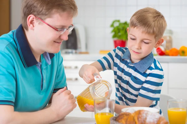 Kahvaltı sırasında konuşurken oğluyla mutlu baba