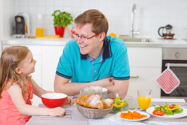 Buon padre conbella figlia avendo divertente colazione — Foto Stock