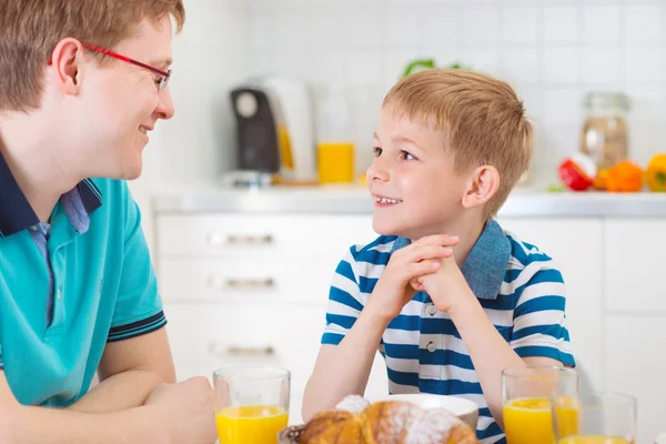 Kahvaltı sırasında konuşurken oğluyla mutlu baba
