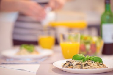 Kremalı mantar sos ve fesleğen yaprağı taze makarna 